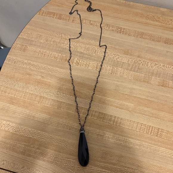 Elegant Black Pendant Necklace - Picture 3 of 3